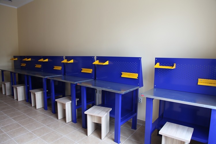 Верстак-стол бестумбовый ВП-1 с экраном купить в Екатеринбурге