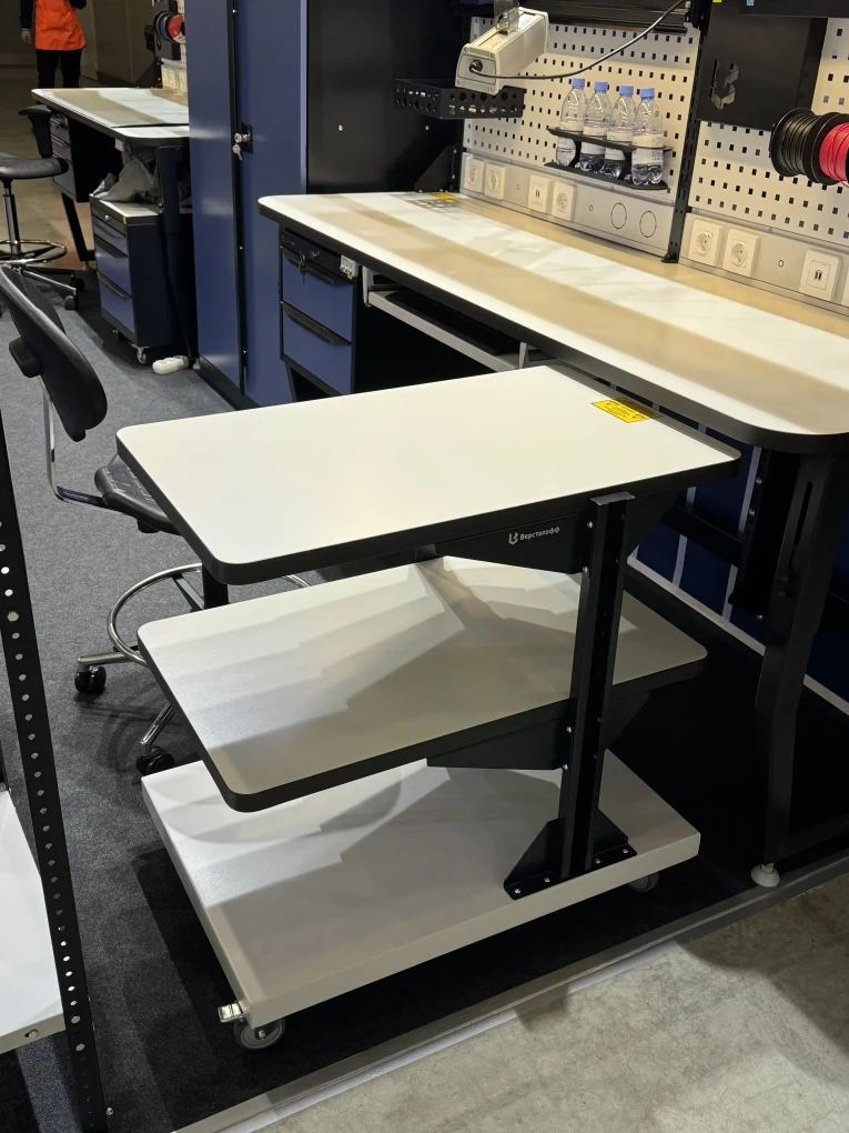 Подкатной антистатический стол SPC A купить в Екатеринбурге Подкатной антистатический стол SPC A купить в Екатеринбурге