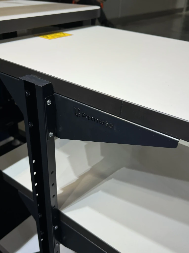 Подкатной антистатический стол SPC A купить в Екатеринбурге Подкатной антистатический стол SPC A купить в Екатеринбурге